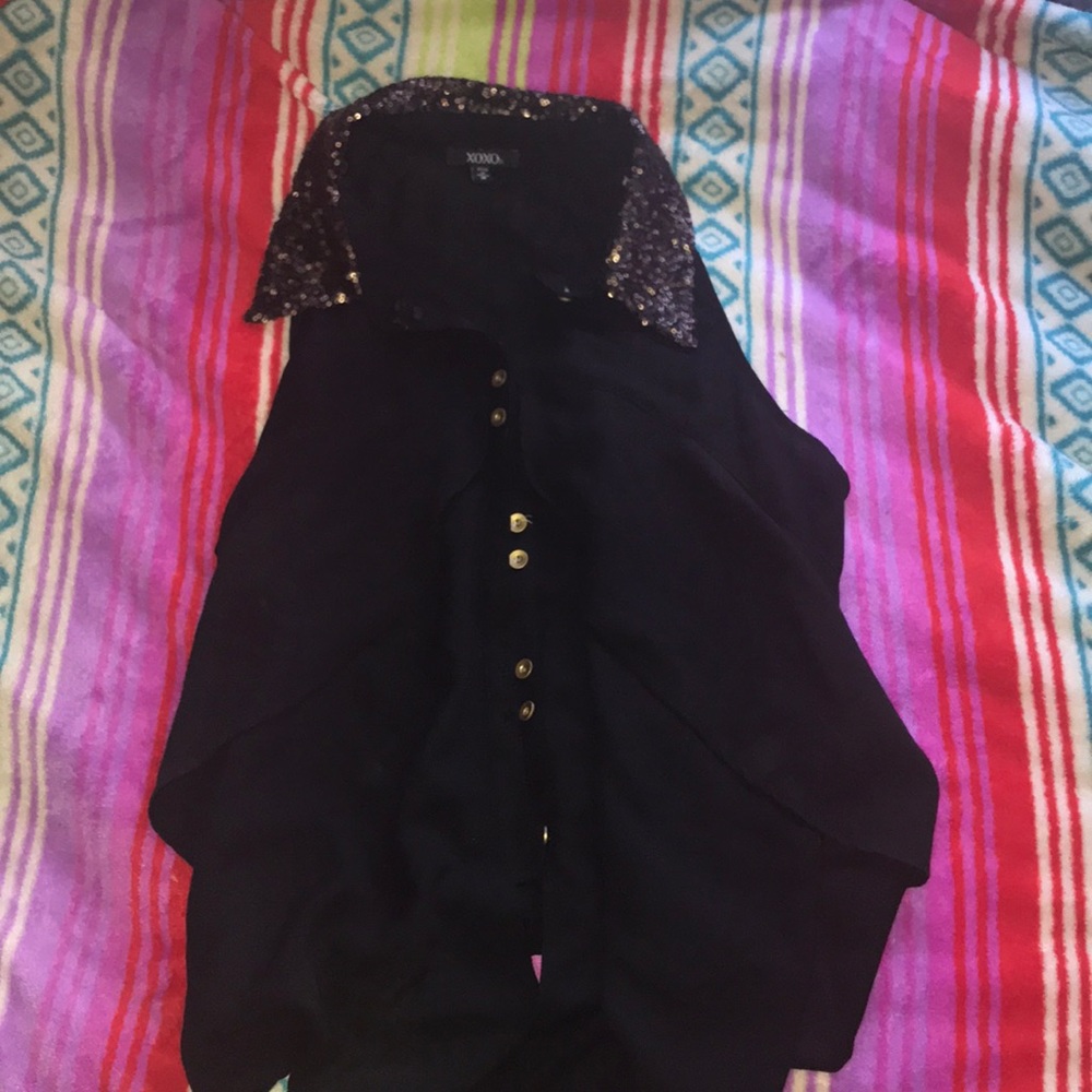 Sleeveless sheer shirt with a touch of sparkle